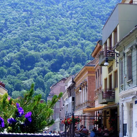Piata Sfatului Апартаменти *